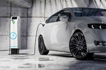 Foto: Elektroauto mit Ladesäule